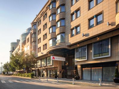 J&T Investiční společnost, J&T Banka a Dosfield Group dokončily akvizici Prague Marriott Hotel & Millennium Plaza