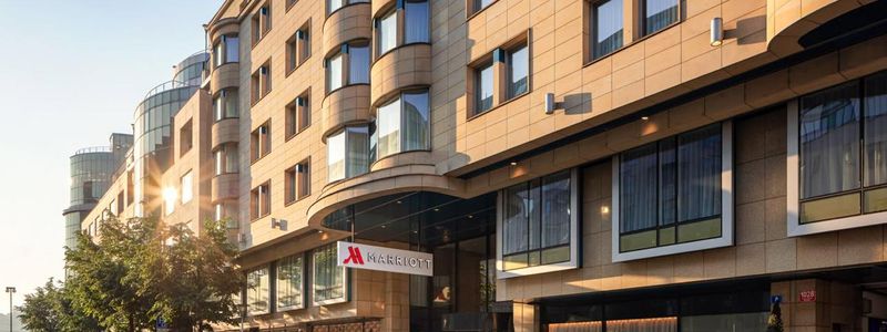 J&T Investiční společnost, J&T Banka a Dosfield Group dokončily akvizici Prague Marriott Hotel & Millennium Plaza
